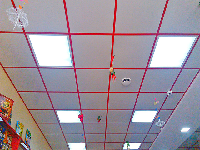 Панельные подвесной потолок.
