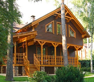 Блок-хаус – популярный материал для обшивка фасада дачного дома. 