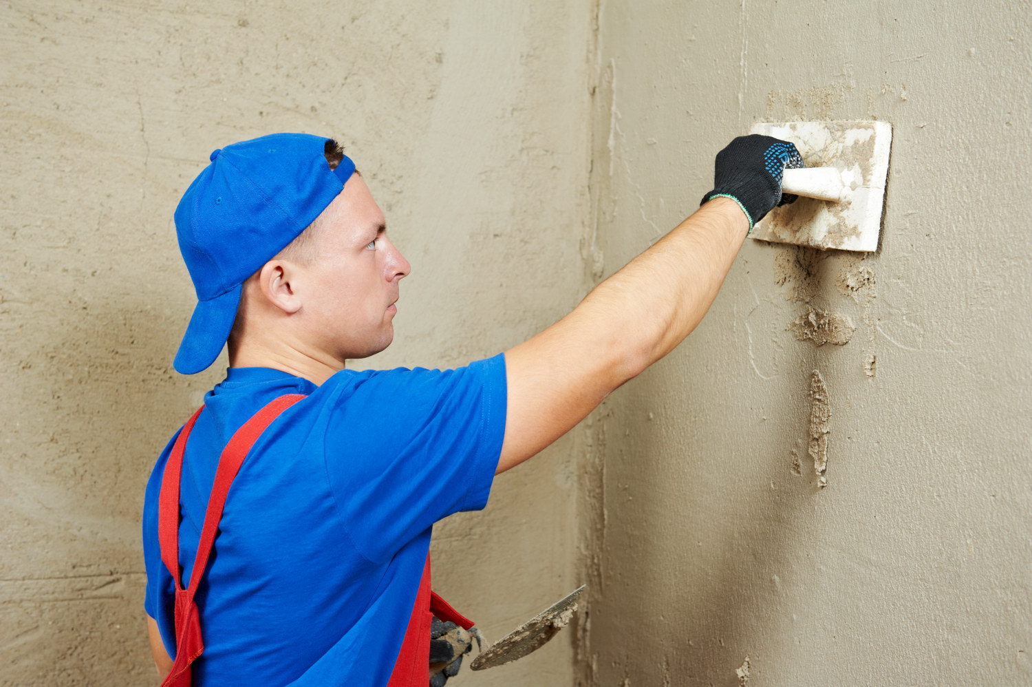 Можно ли не выполнять оштукатуривание стен своими руками?