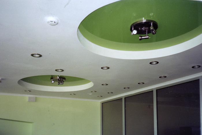 Как сделать подвесной потолок из гипсокартона с использованием деревянных брусков?