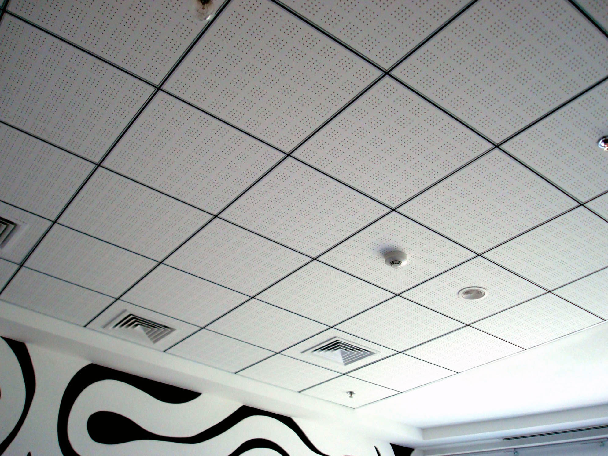 Как делать подвесной потолок в больших помещениях?